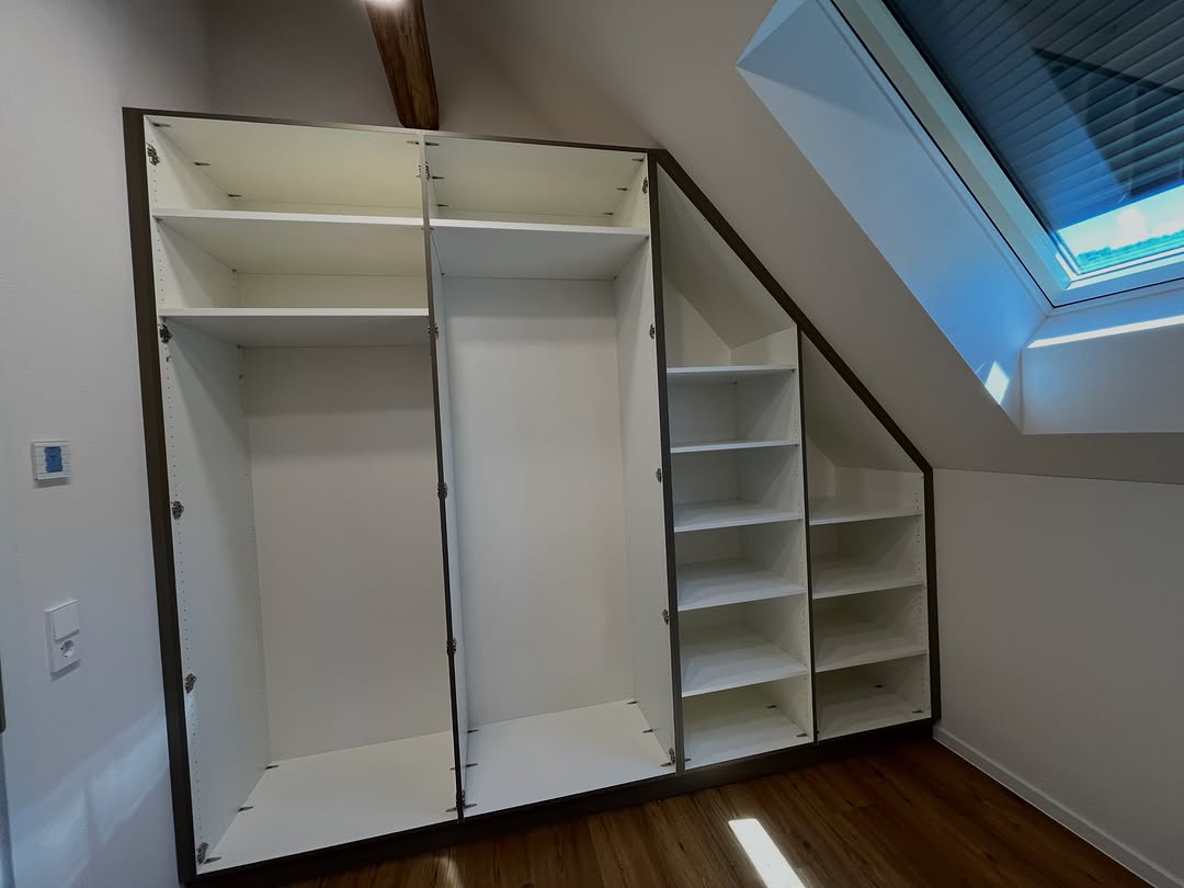 Einbauschrank unter einer Dachschräge
