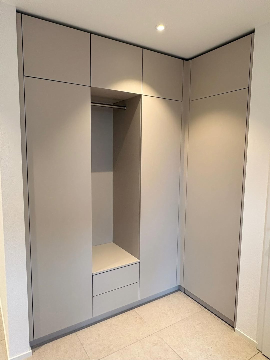 Garderobe nach Maß in Greige mit offener Nische